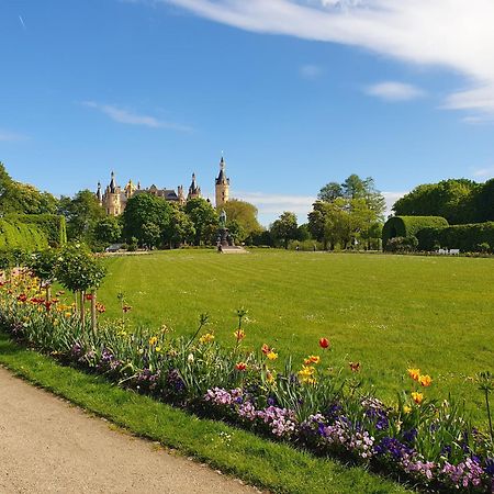 Neumuehler Hof- Ferienwohnung "Benjamin" Mit Grosser Privater Dachterasse Und Guter Anbindung In Die City Schwerin  Esterno foto