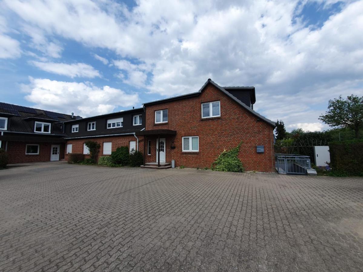 Neumuehler Hof- Ferienwohnung "Benjamin" Mit Grosser Privater Dachterasse Und Guter Anbindung In Die City Schwerin  Esterno foto