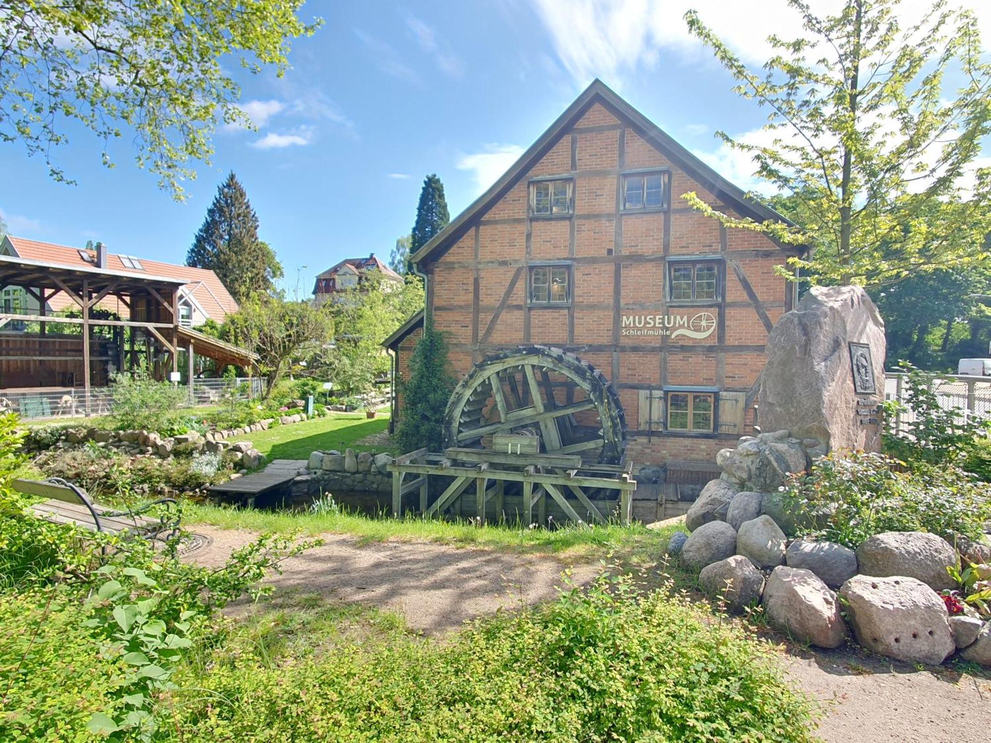Neumuehler Hof- Ferienwohnung "Benjamin" Mit Grosser Privater Dachterasse Und Guter Anbindung In Die City Schwerin  Esterno foto